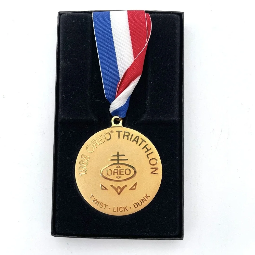 VTG 1988 Oreo Triathlon Medal 18K Gold Plated Presentation Box Twist Lick Dunk
